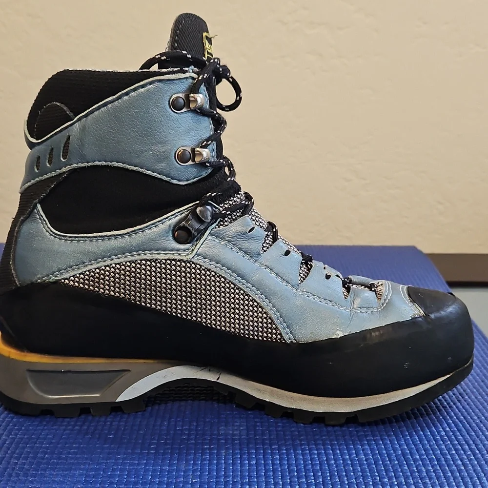 La Sportiva Hiking Boots, Size 7.5+ - Picture 2 of 16